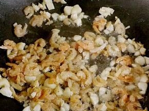 锅内放油，油热之后放入蒜末小火炒香，放入海米煸炒出香味。