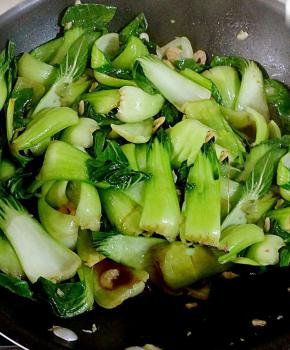 倒入油菜翻炒至变软，倒入生抽翻炒均匀
