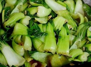 倒入油菜翻炒至变软，倒入生抽翻炒均匀
