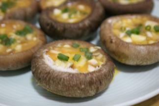 将蛋液盛入香菇内，放入蒸锅内煮熟就可以了。