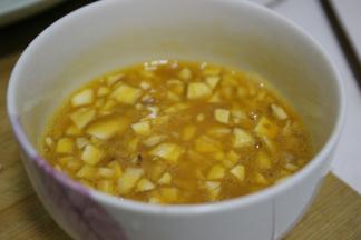 将切掉的部分切成碎块与鸡蛋一起打成蛋液，加少量的盐搅拌均匀。