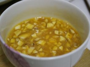 将切掉的部分切成碎块与鸡蛋一起打成蛋液，加少量的盐搅拌均匀。