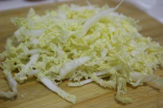 卷心菜洗净之后切碎，用少许的淀粉抓拌均匀