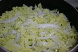 锅内放少许油，放入卷心菜用铲子压型，小火煎至定型