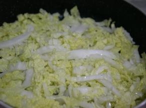 锅内放少许油，放入卷心菜用铲子压型，小火煎至定型