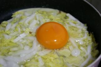 上面打上一个鸡蛋，盖上盖小火焖熟。
