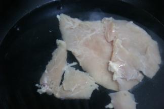 鸡胸肉放入锅内加水煮熟，用手撕成丝