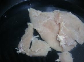 鸡胸肉放入锅内加水煮熟，用手撕成丝