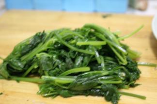 茼蒿洗净之后切成段焯水
