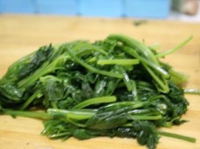 茼蒿洗净之后切成段焯水