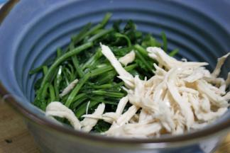 两者放入碗中，倒入橄榄油，盐和黑胡椒。搅拌均匀即可食用