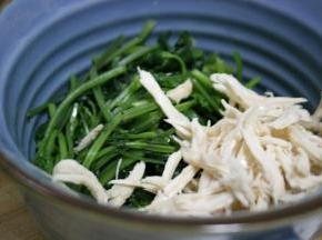 两者放入碗中，倒入橄榄油，盐和黑胡椒。搅拌均匀即可食用