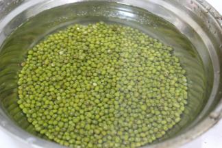 绿豆洗净之后，先放在水中浸泡1个小时，泡至绿豆变软