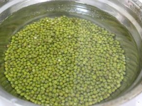 绿豆洗净之后，先放在水中浸泡1个小时，泡至绿豆变软