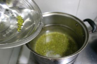 锅内倒入适量的清水，大火烧开