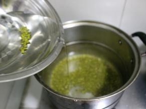 锅内倒入适量的清水，大火烧开