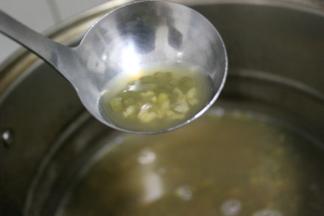 继续大火煮开，关火焖20分钟，反复3次绿豆就煮开花了
