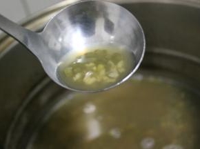 继续大火煮开，关火焖20分钟，反复3次绿豆就煮开花了
