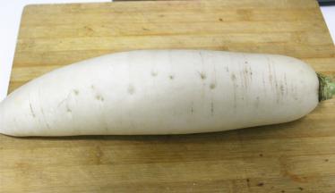 选一根白胖的大萝卜洗净对半切开。洗净之后不用去皮，这样吃起爽脆。