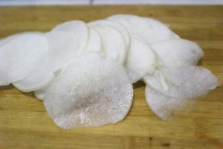 萝卜切成适当的片状，标准就是不薄不厚，太厚吃不透调料的味道，太薄吃起来口感就不爽脆