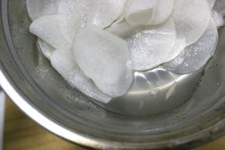 把萝卜的水分挤出来，然后放入半勺白糖，静置30分钟，之后倒出水分再加入白糖，这样腌制2次，可以去掉讨厌的生萝卜味儿
