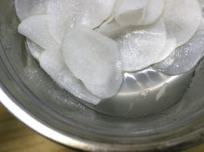 把萝卜的水分挤出来，然后放入半勺白糖，静置30分钟，之后倒出水分再加入白糖，这样腌制2次，可以去掉讨厌的生萝卜味儿