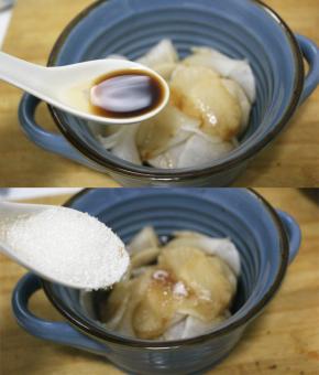 挤干萝卜中的水分之后，将萝卜放在容器内，倒入生抽，白糖，醋和清水，比例是7：2：2：7，让酱汁没过萝卜片，可以自己根据口味对酱汁进行调整哦