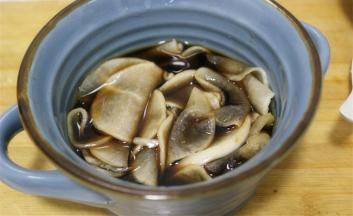 盖上保鲜膜，放入冰箱冷藏2天就可以吃了