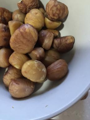 板栗去壳备用，切成合适的大小