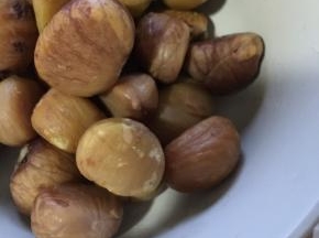 板栗去壳备用，切成合适的大小