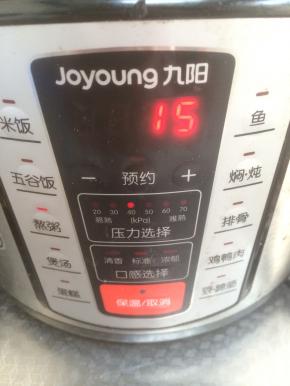 洗好的大米放入电饭锅中，加入板栗，添加适量的水，按下煮粥键