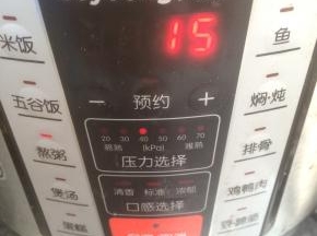 洗好的大米放入电饭锅中，加入板栗，添加适量的水，按下煮粥键