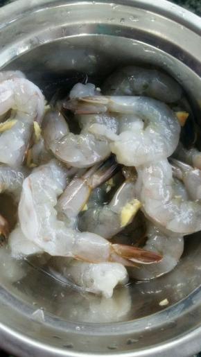 将处理好的虾仁用适量的料酒和盐姜丝腌制10分钟