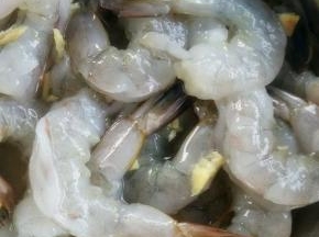 将处理好的虾仁用适量的料酒和盐姜丝腌制10分钟