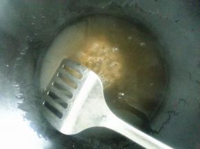 锅内加入适量的水淀粉，搅拌均匀，加入适量的生抽，形成薄薄的芡汁即可关火