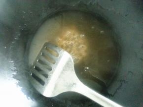 锅内加入适量的水淀粉，搅拌均匀，加入适量的生抽，形成薄薄的芡汁即可关火