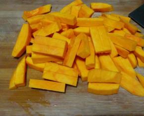 南瓜去皮洗净，切成大约1厘米的条状