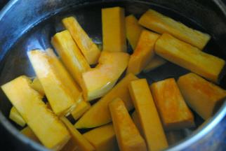 南瓜切好之后放入锅中煮5分熟