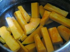 南瓜切好之后放入锅中煮5分熟