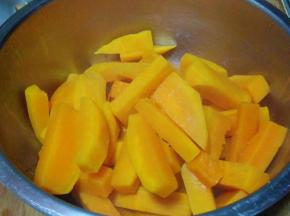 煮好的南瓜捞出沥干水分，吃起来的口感才干爽