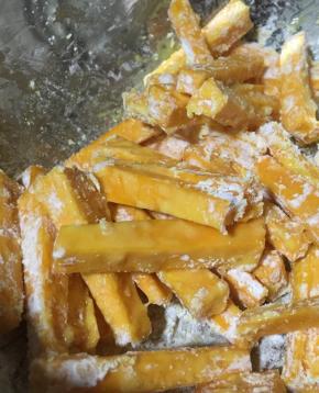 控干的南瓜均匀的蘸上淀粉