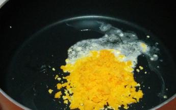 另用一个平底锅，锅内放入适量的油，油热之后倒入压碎的蛋黄炒至起泡泡