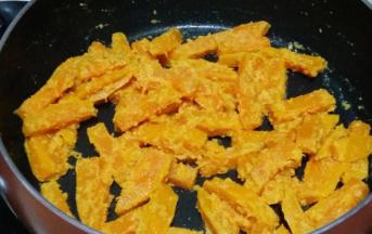 翻入南瓜翻炒，让南瓜上均匀的裹上蛋黄末