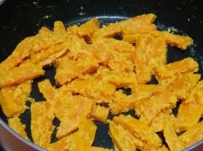 翻入南瓜翻炒，让南瓜上均匀的裹上蛋黄末