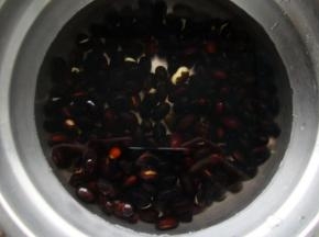 黑豆提前用水泡1夜