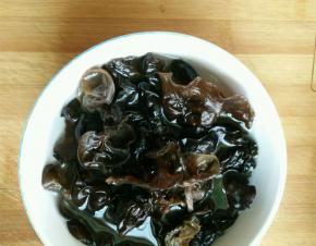 木耳用温水泡发