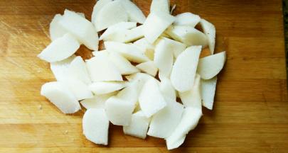 山药去皮切片，泡在盐水中