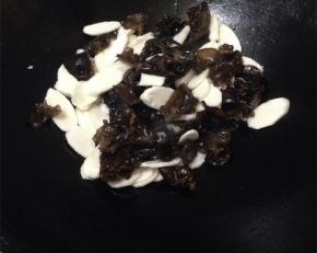 炒软之后放入木耳片