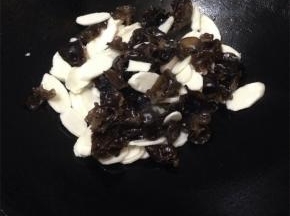 炒软之后放入木耳片