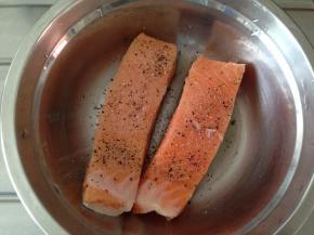 三文鱼上撒适量黑胡椒碎、橄榄油和盐，腌制10-15分钟入味